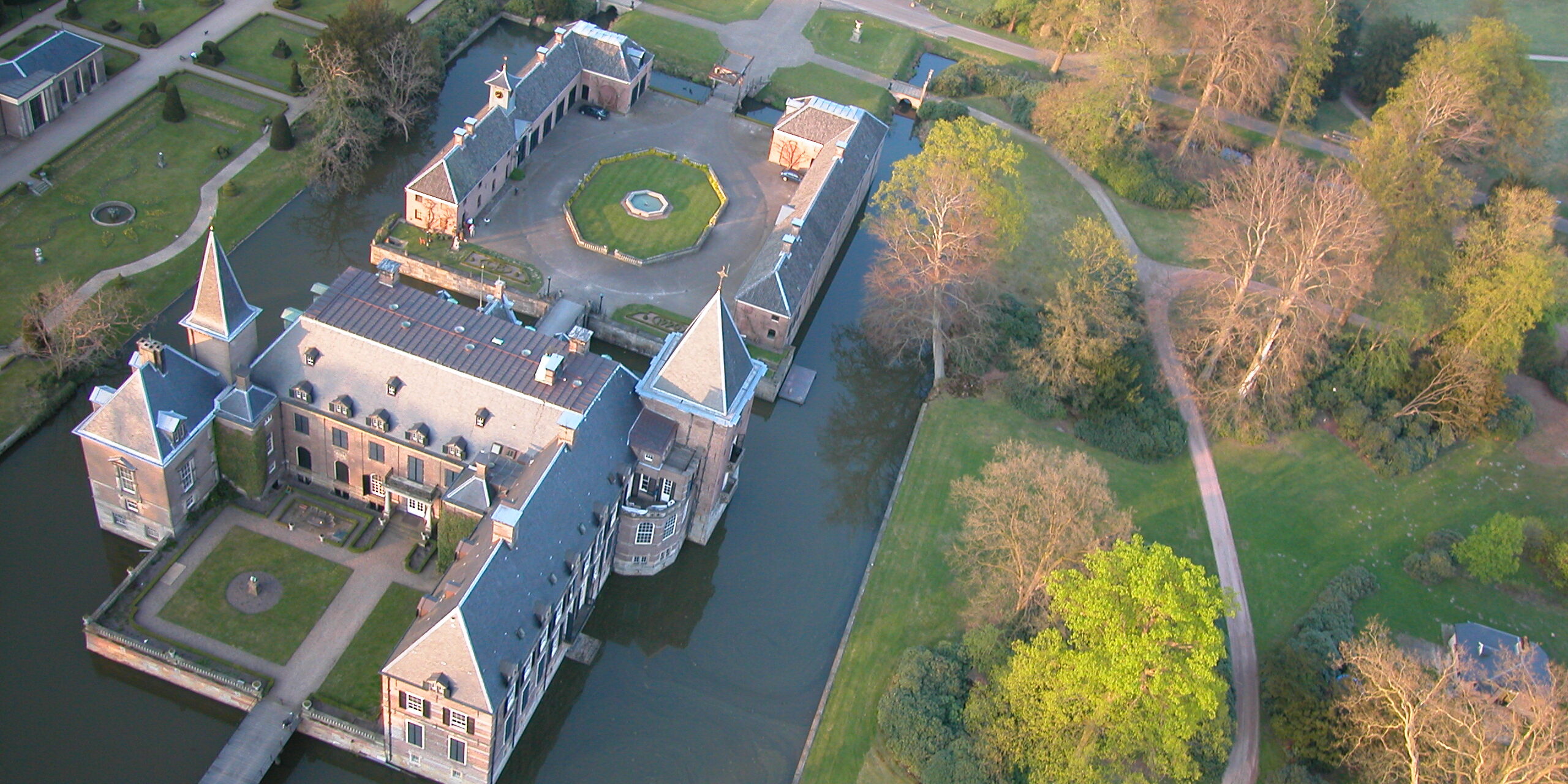 Kasteel achterzijde vogelvlucht3