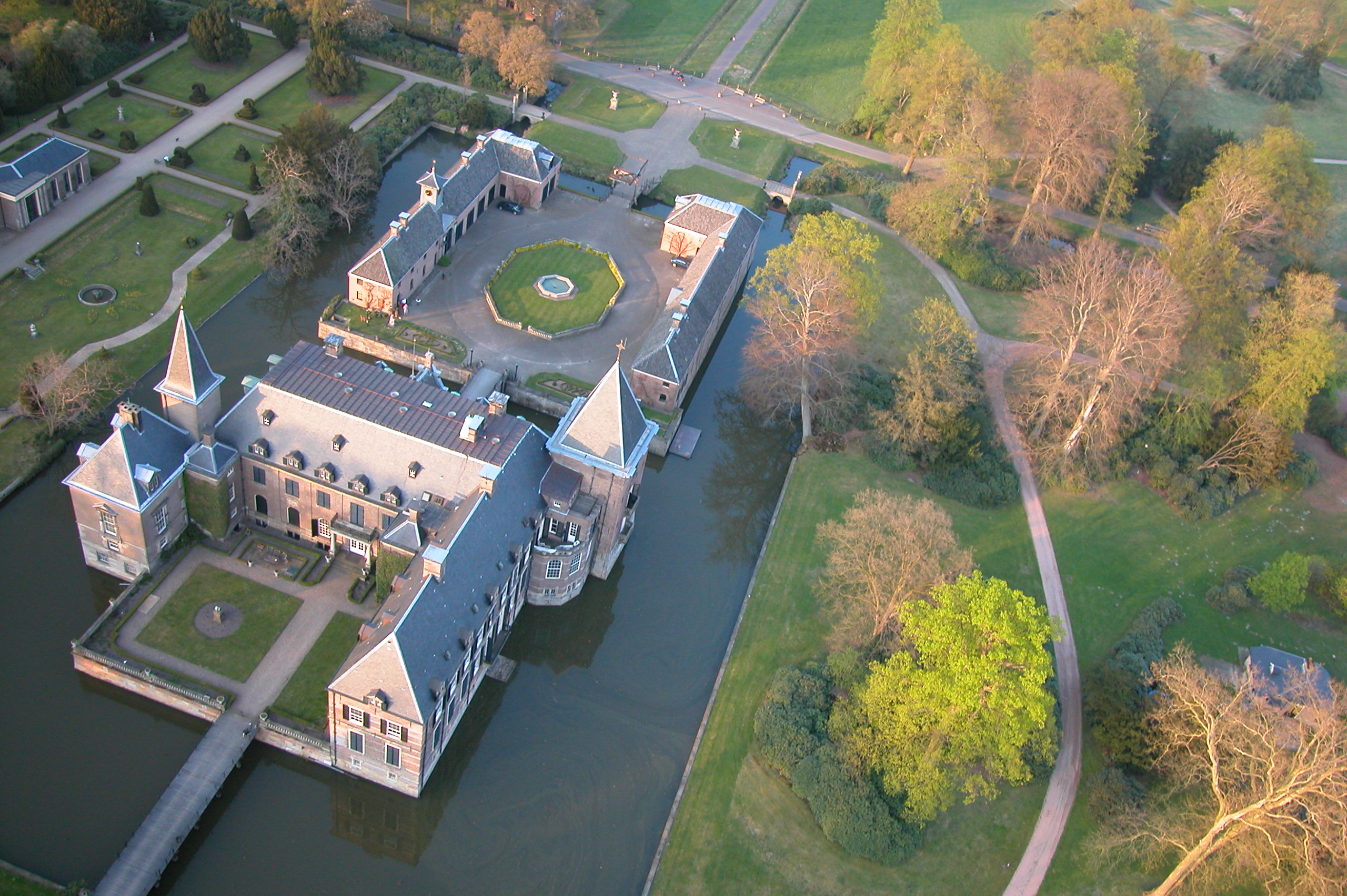 Kasteel achterzijde vogelvlucht3